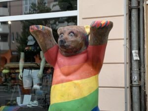Ours de Berlin aux couleurs queer et gay arc en ciel